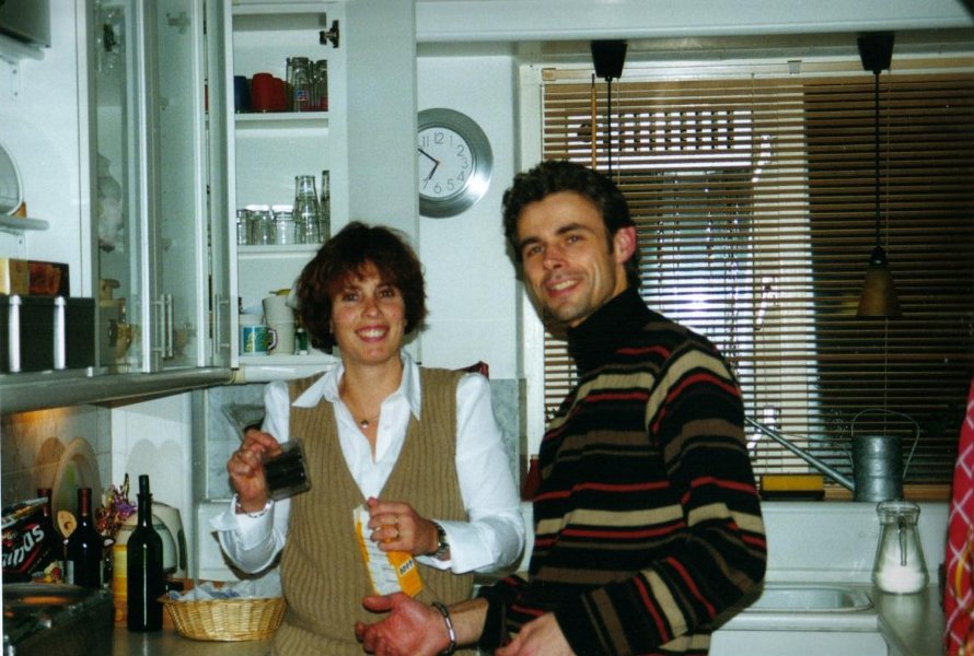 2001.11.11.02.32 jos en ant keuken lachend